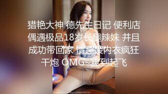 【新片速遞】 商场女厕 偷拍红色连衣裙的气质美女 BB保养的还不错，粉嫩粉嫩的