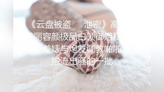   大红唇新人骚女被两大汉3P，白丝袜丁字裤，翘起屁股看穴，两根JB轮流舔，骑乘上下一起插