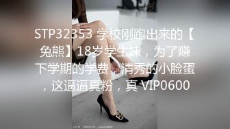 两个超美的学妹露脸跟小哥在家玩4P啪啪直播诱惑狼友