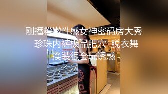  国产小美女全裸洗澡，回到卧室和男友啪啪做爱给男友打飞机女上位打桩